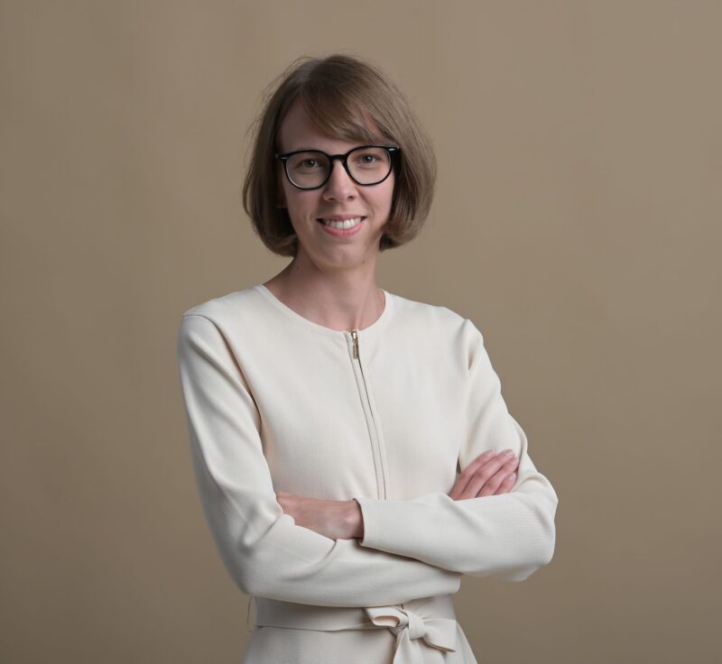 Asianajaja Sofia Sjöblom, kuvattuna studiossa. Tausta on ruskea. 