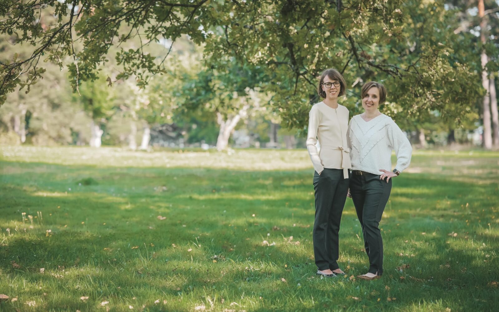 Sofia Sjöblom och Agneta Waxlax tillsammans i grönt landskap